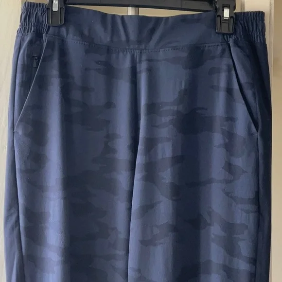 Athleta Brooklyn Camo Jogger, size 8, Blue Camo, pre-owned - Picture 5 of 8